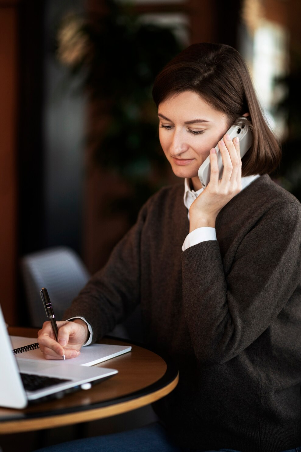 Mighty Warners consultant talking with a client on the phone
